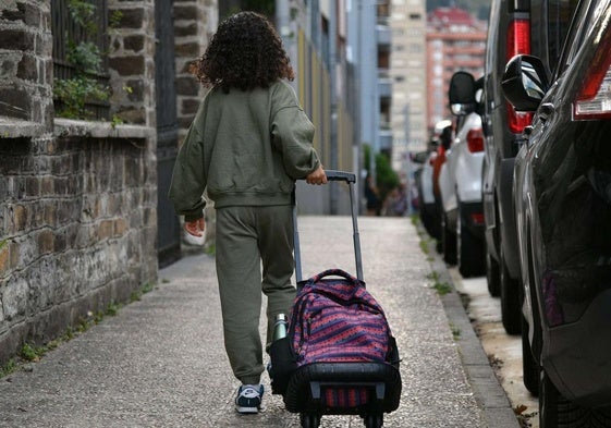 Una niña guipuzcoana se dirige a su colegio.