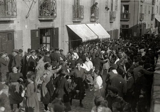 Día de fiesta: bailables en la calle Mari.