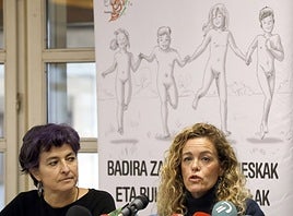 A la derecha, Bea Selver en una rueda de prensa sobre nuevas iniciativas para menores trans en 2019.