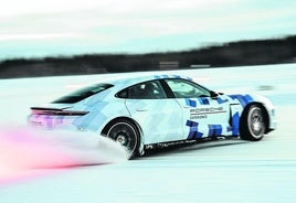 El Porsche Taycan GTS, en una de las 132 vueltas derrapando en hielo.