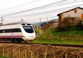 Un tren circula entre Vitoria y Pamplona por la línea convencional