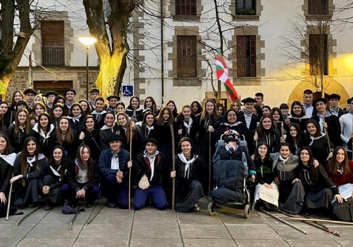 Quintos del año pasado dispuestos a cumplir con la tradición de cantar las coplas de Santa Águeda.