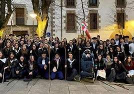 Quintos del año pasado dispuestos a cumplir con la tradición de cantar las coplas de Santa Águeda.