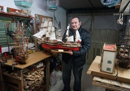 Bibiano Dávila posa en su taller junto a varias maquetas realizadas siguiendo sus planos.