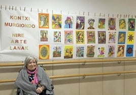 Kontxi Murgiondo al pie de la original amalgama de dibujos que expone en la residencia Santa Cruz.