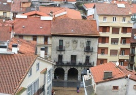 Vista del casco urbano de Deba, con la Casa Consistorial en el centro de la imagen.