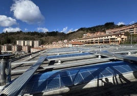 Soportes recién instalados y sobre los cuales se dispondrán las 246 placas fotovoltaicas previstas.