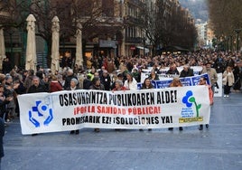 Miles de personas han recorrido Donostia esta tarde por la sanidad pública.