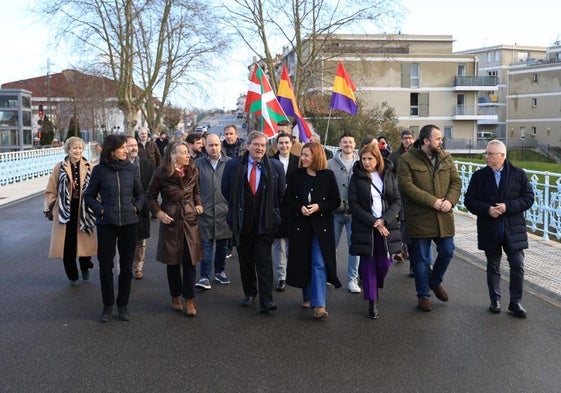 Representantes institucionales en el acto celebrado este sábado en el puente Avenida de Irun.