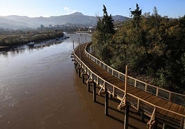 El nuevo paseo y carril bici de Plaiaundi a la muga transcurre, en su primer tramo, paralelo al parque ecológico.