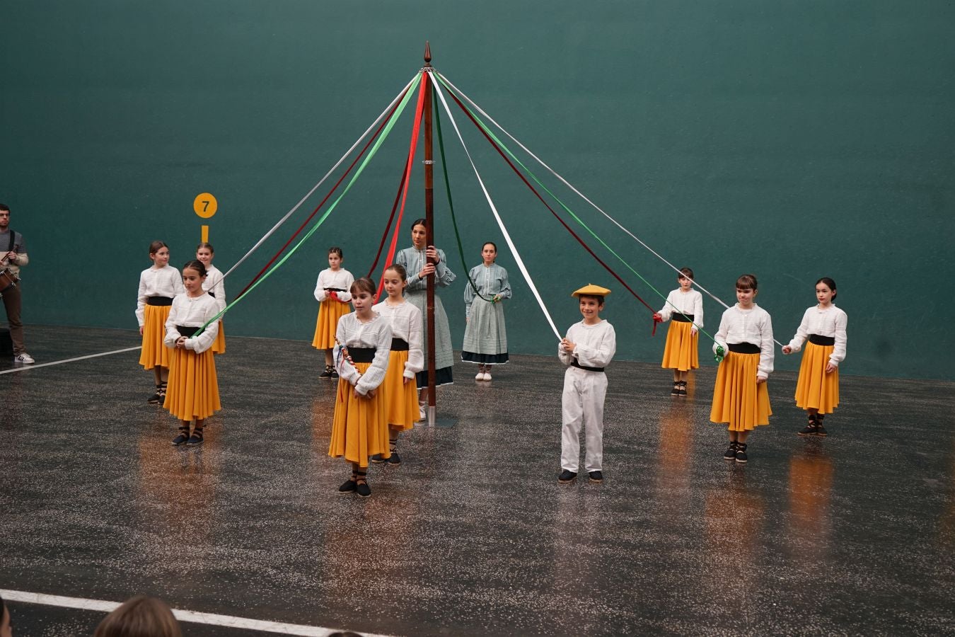 Idiazabal disfruta de sus fiestas con tradición y música