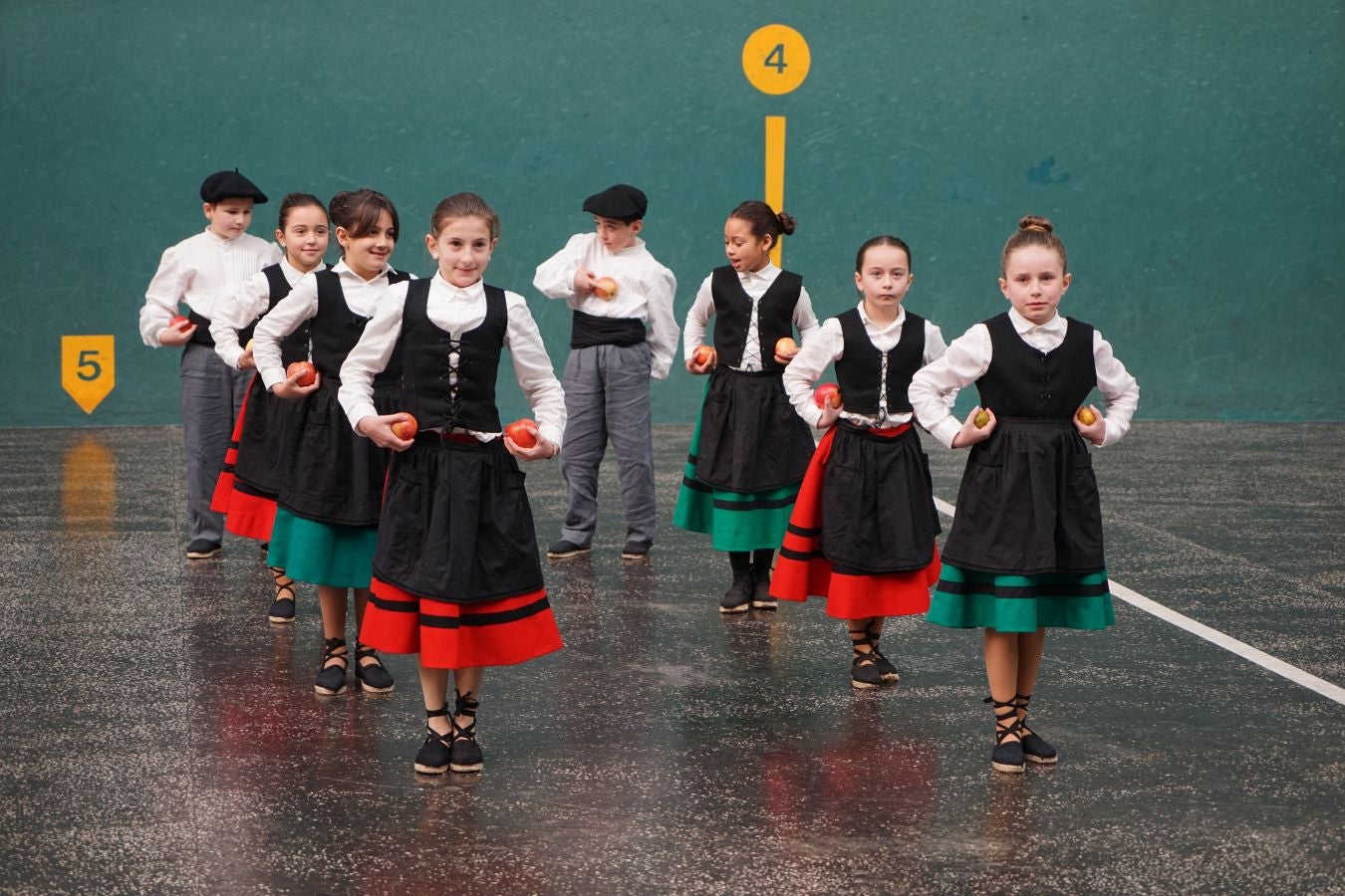 Idiazabal disfruta de sus fiestas con tradición y música