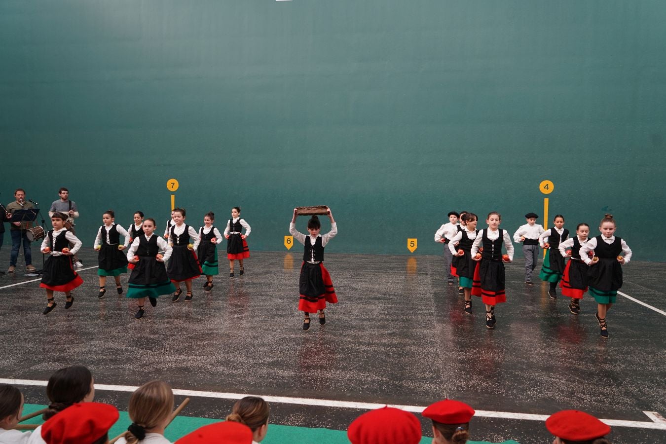 Idiazabal disfruta de sus fiestas con tradición y música
