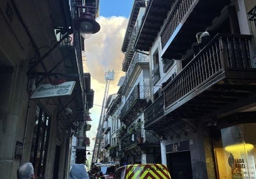 Más de treinta familias desalojadas en un incendio en la parte vieja de Hernani en el que no se han registrado heridos