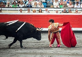 Roca Rey, durante una de sus faenas en la plaza de Vista Alegre de Bilbao el pasado año