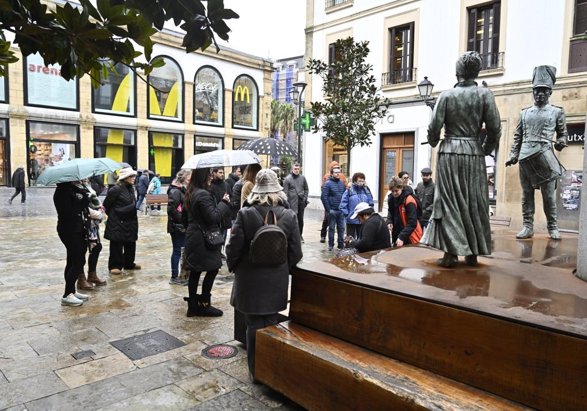 Un grupo de turistas, durante una visita guiada en la plaza Sarriegi.