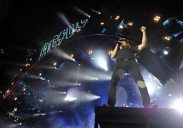 Brian Johnson, vocalista de la agrupación australiana, durante uno de sus multitudinarios conciertos.