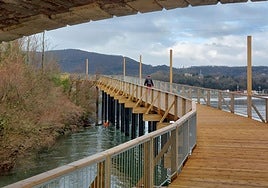 Los primeros usuario de la nueva pasarela peatonal sobre el río Bidasoa en Irun