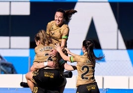 Izarne Sarasola, Amaiur Sarriegi e Intza Egiguren celebran el gol de Nerea Eizagirre ante el Madrid CFF.