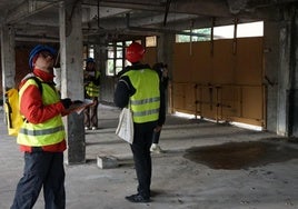 Estudiantes internacionales observan el edificio al detalle.