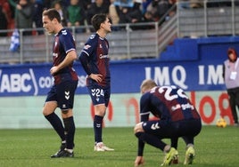 Caras largas en los jugadores del Eibar tras caer en Ipurua contra el Deportivo de La Coruña.