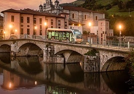 La imagen corresponde al día en el que se presentó el autobús urbano de Tolosa y se hizo la foto promocional en el puente de Navarra.