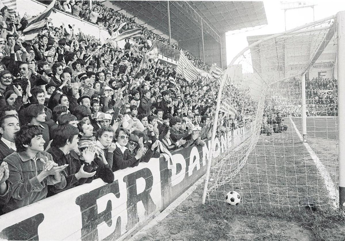 Qué cerca estaba el público del terreno de juego en Atotxa (en un derby de 1976).