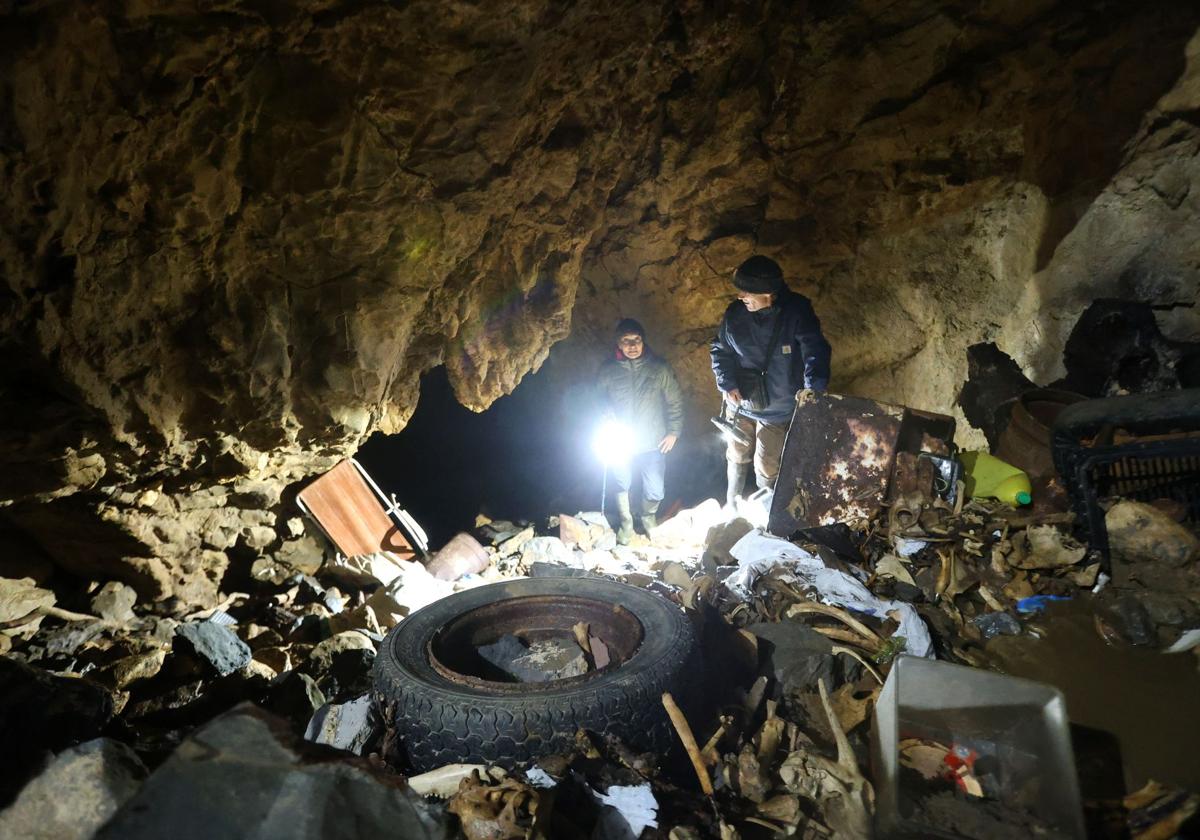 Basura acumulada en una cueva de Tolosaldea.