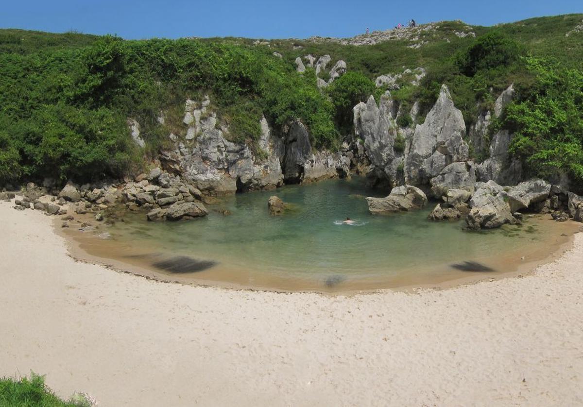 La vista de la playa de Gulpiyuri en Asturias.