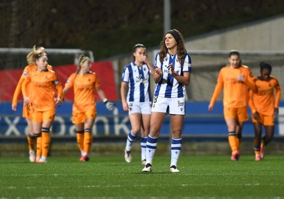 Andreia trata de animar a sus compañeras ttras un gol del Real Madrid.