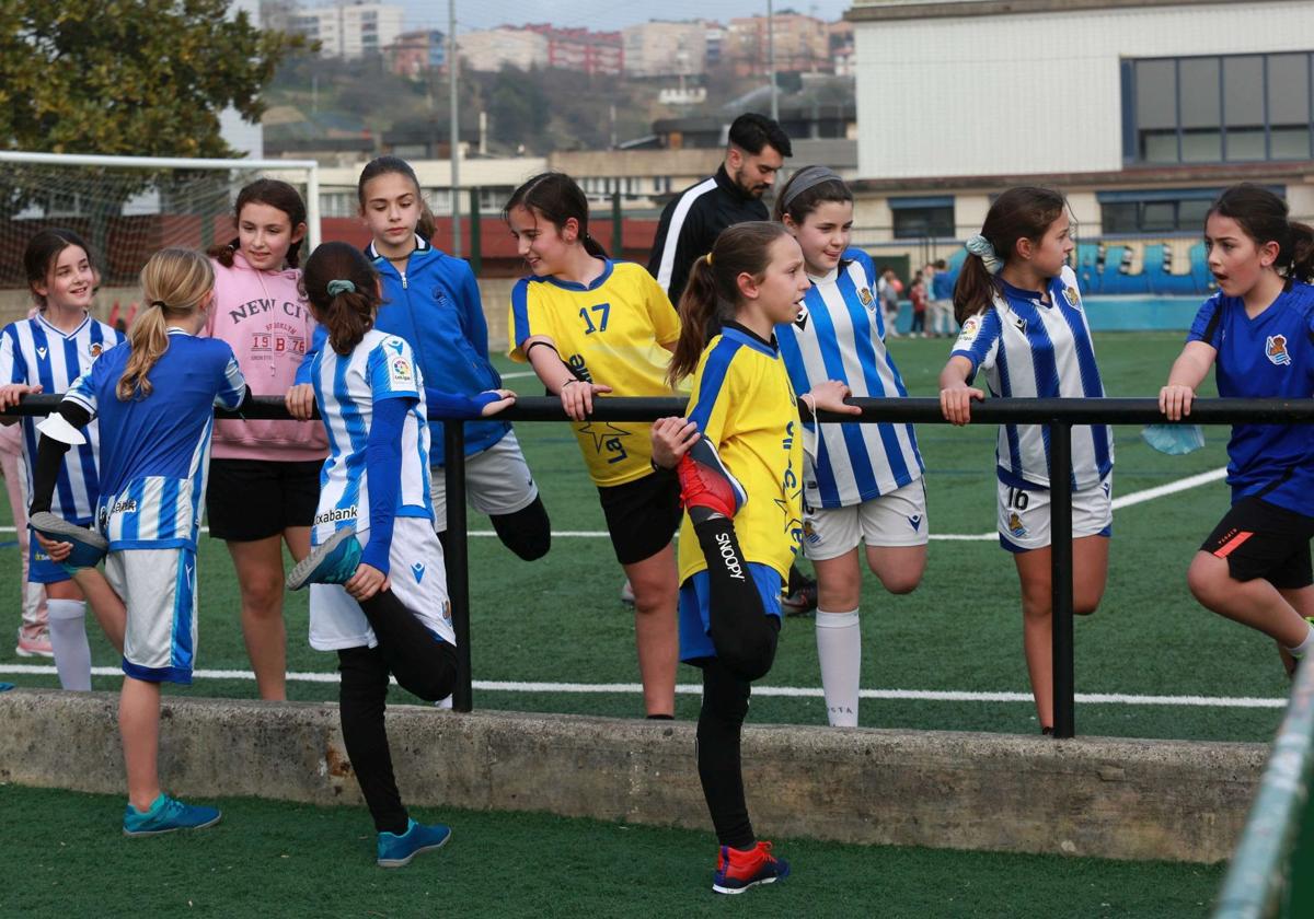 Varias niñas calientan antes de un partido.