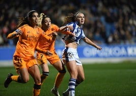 Mirari se pelea con Carmona y Redondo en el duelo ante el Real Madrid.