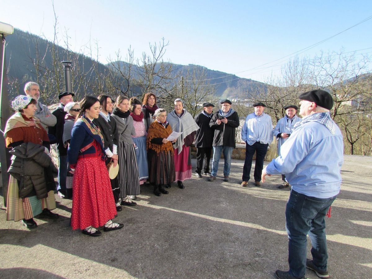 Soleadas coplas de Santa Agueda en Arrasate