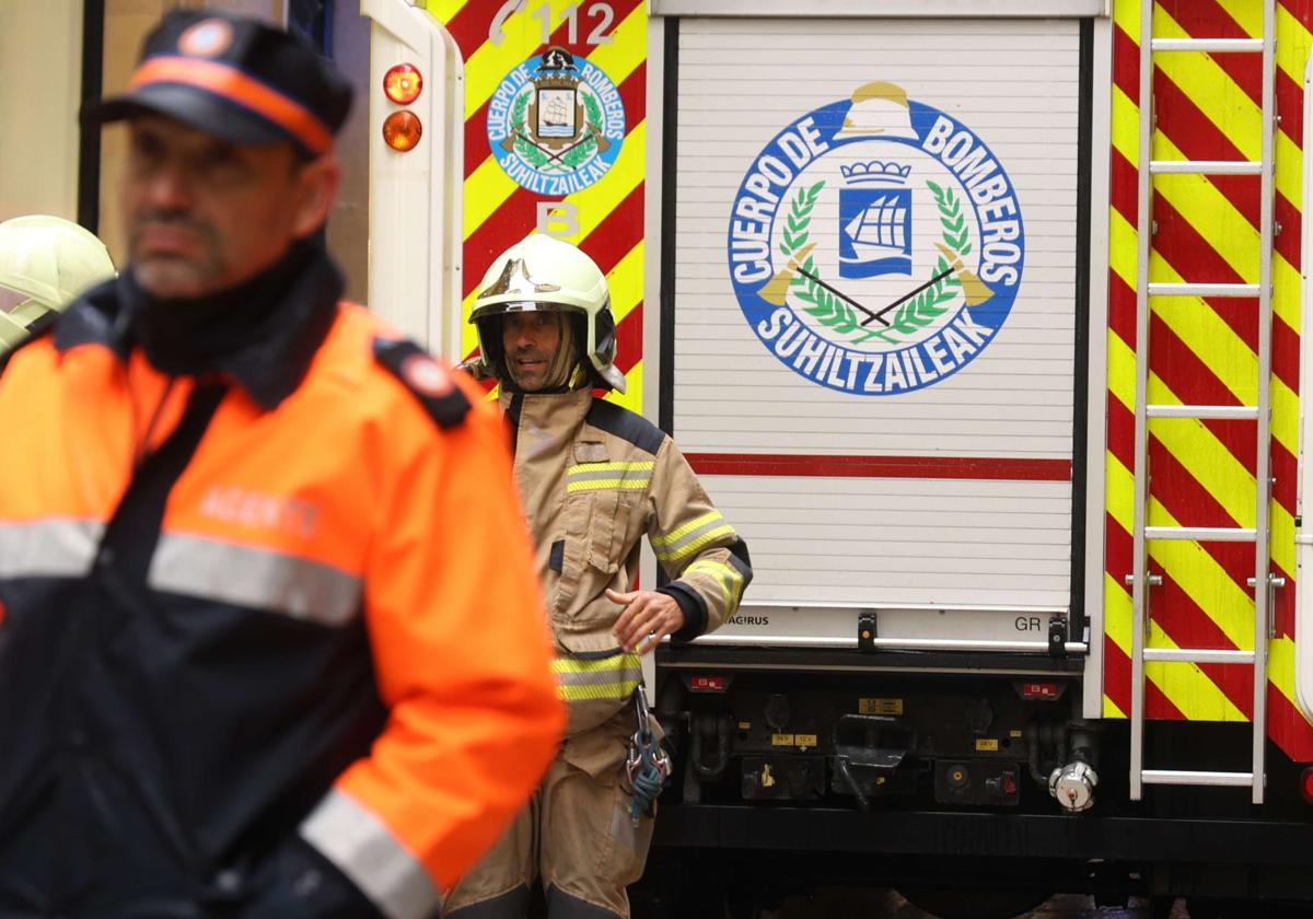 Una persona trasladada al hospital por inhalación de humo tras un incendio en un bloque de viviendas de Txomin Enea