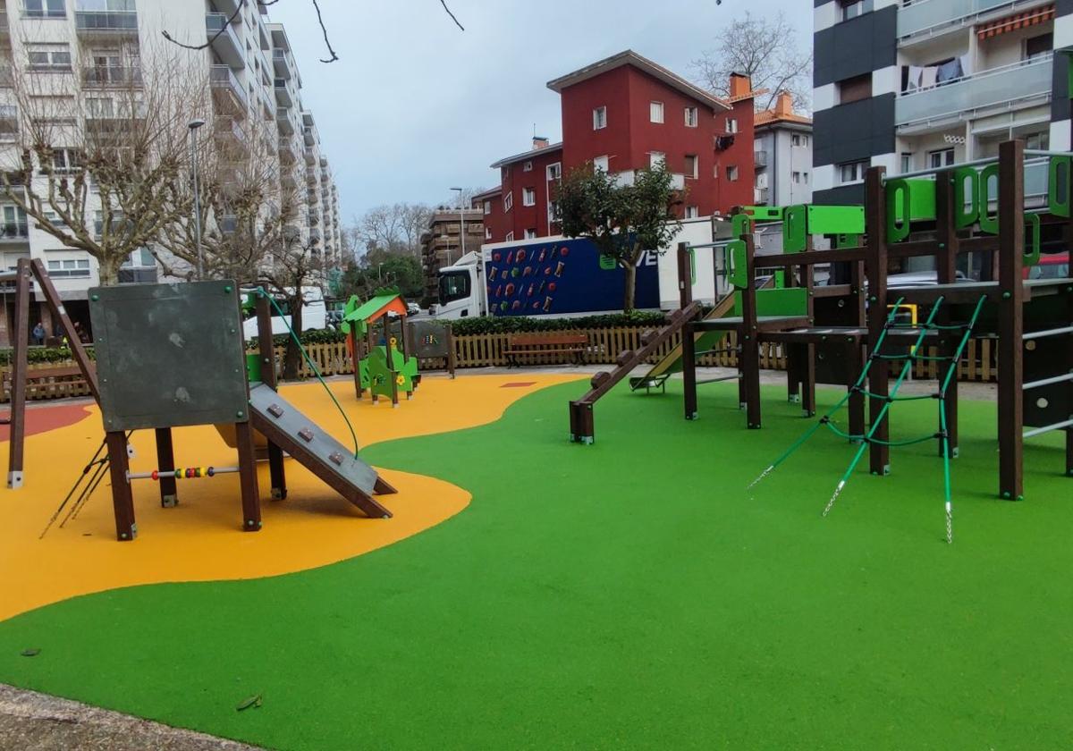 Nuevo pavimento de goma y vallado perimetral de madera situado en el parque de Escolta Real 32-34.