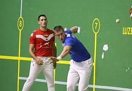 Jon Mariezkurrena suelta la derecha ante Jon Ander Albisu.