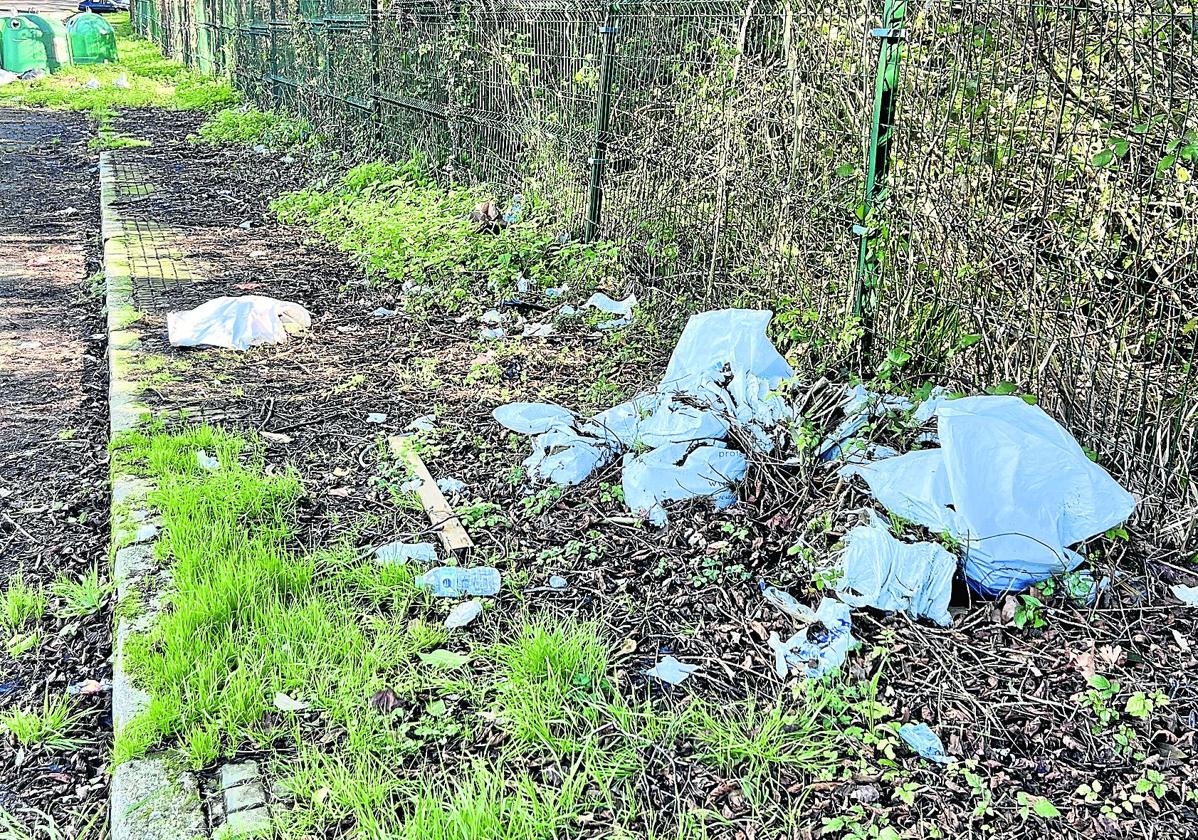 Señala Amaia Estala: «Quiero denunciar el estado de abandono de la zona de Otxoki (Intxaurrondo), cerca del campo de fútbol. Hay mucha suciedad, latas, pañuelos y bolsas con escombros, lo que supone un peligro sanitario. Además, hay contenedores, un remolque y coches abandonados. Pido que se tomen medidas urgentes para limpiar la zona».