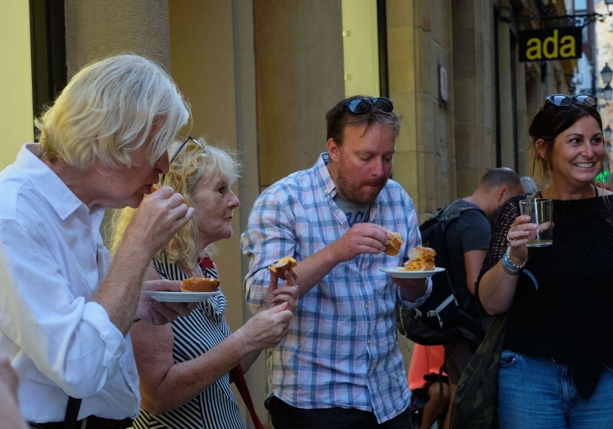 Un grupo de turistas disfrutan de una ruta de pintxos en la Parte Vieja de San Sebastián.