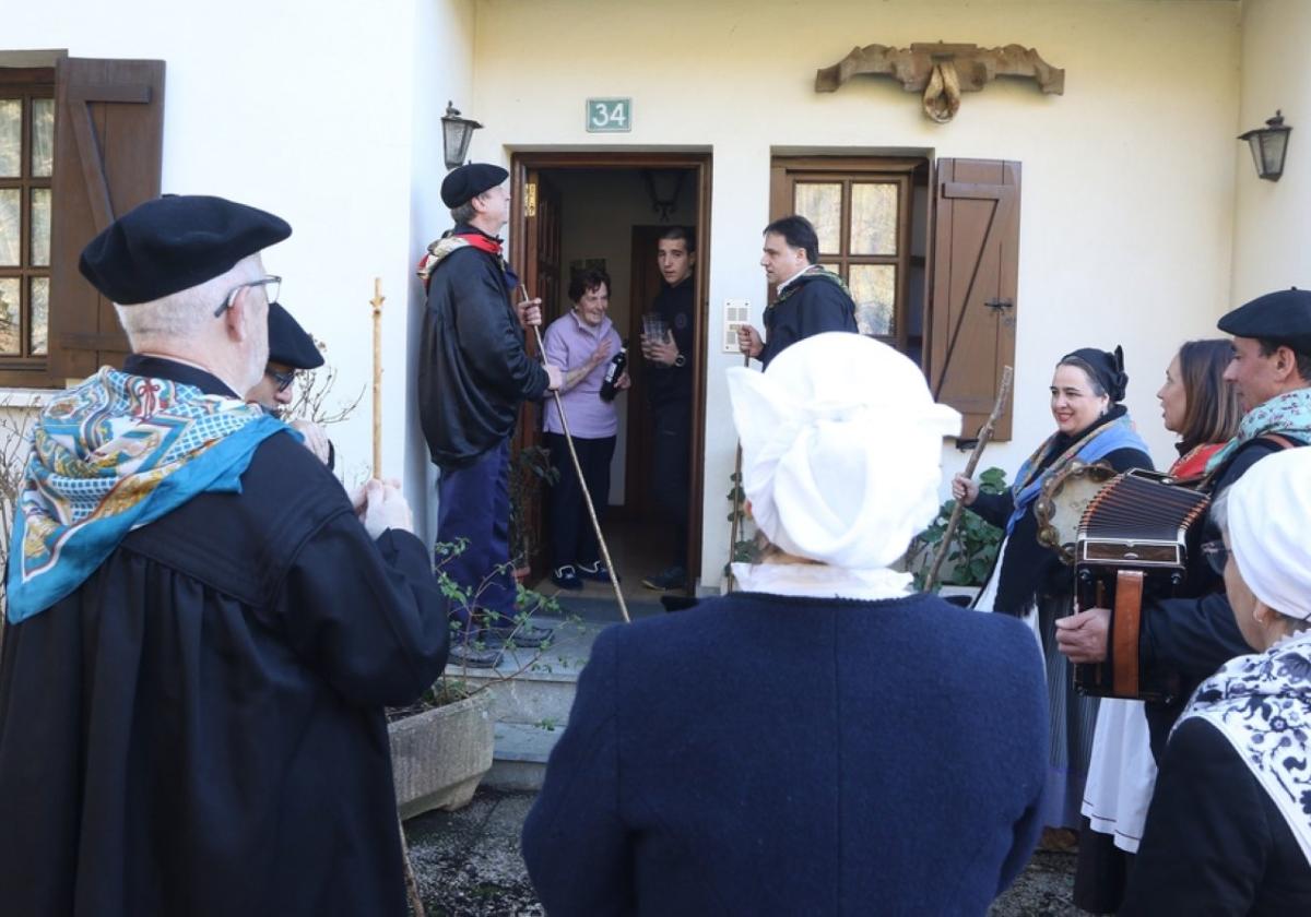 Santa Agedako koplak herri osoan zehar entzun ziren atzo