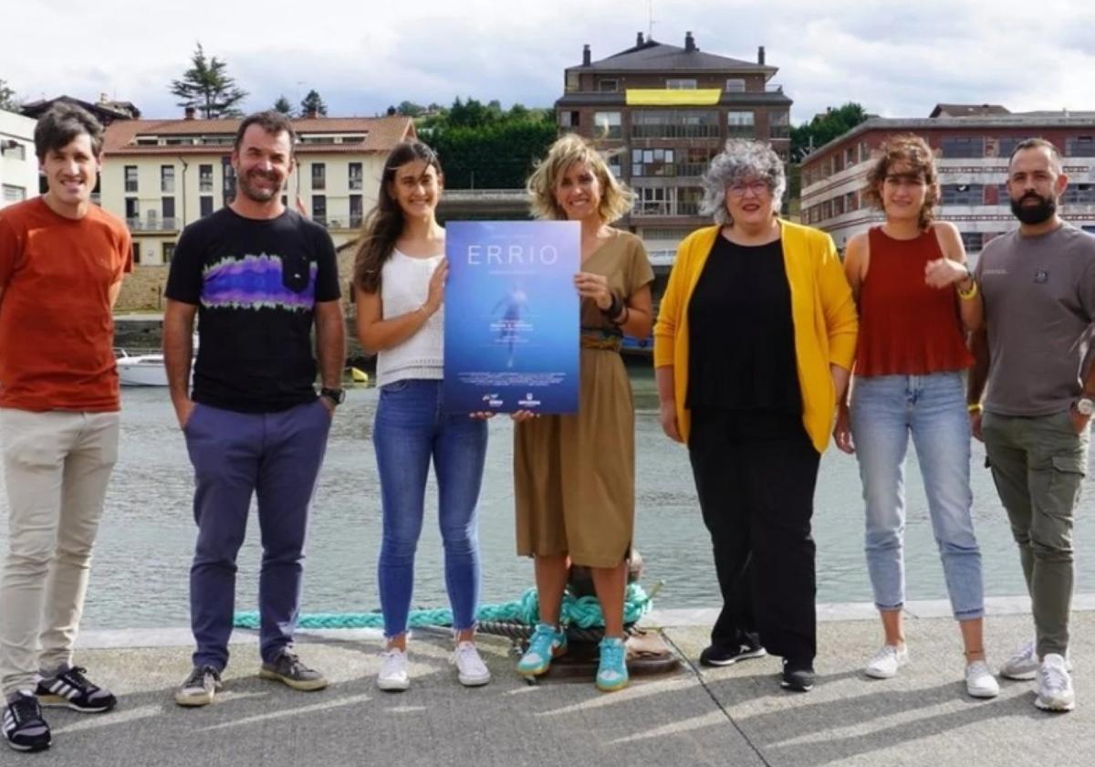 'Errio' dokumentala posible egin duen lantaldea, Udaleko ordezkariekin.