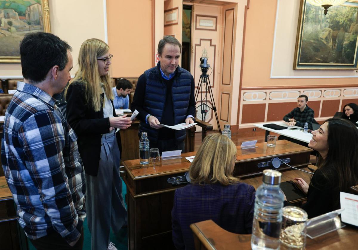 Los concejales de EH Bildu y del Grupo Popular conversan antes del inicio del Pleno del viernes.