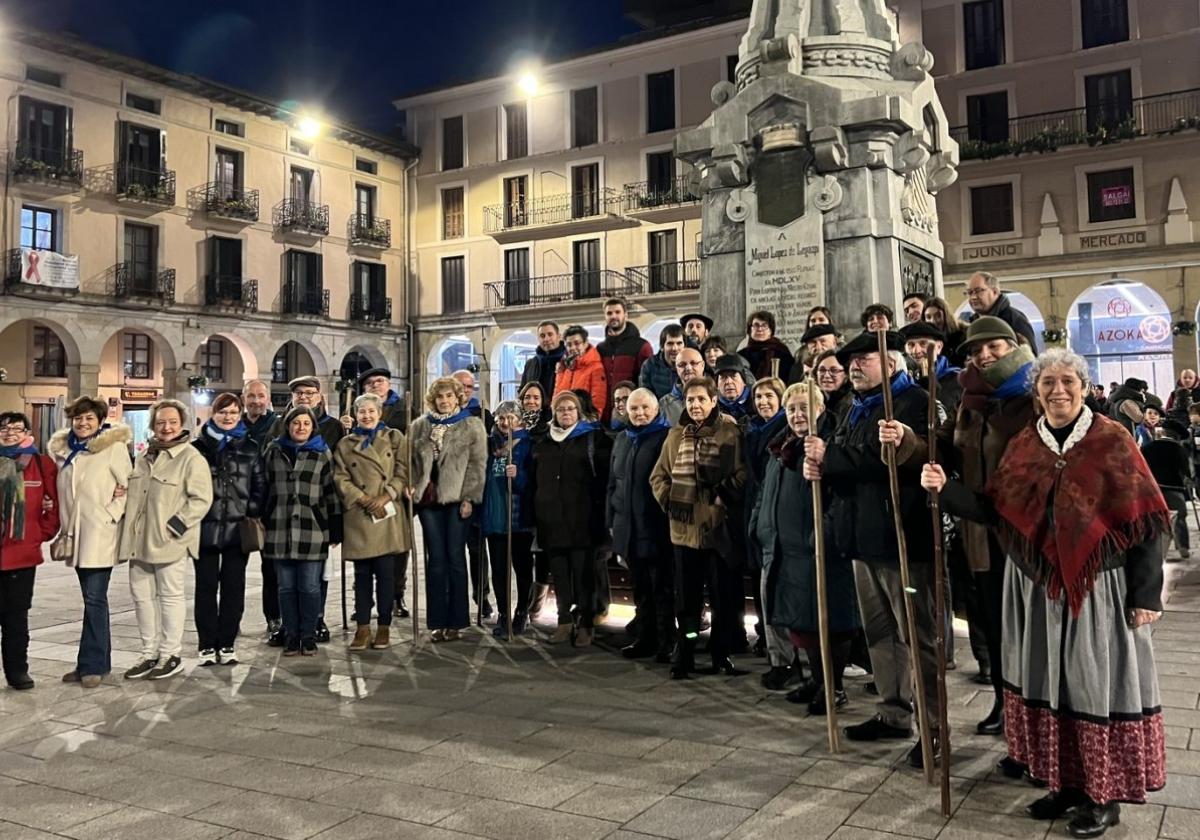 Puntuales a la cita, los coralistas de Goiargi y txistularis de Zumarraga y Urretxu se dieron cita a las siete en la plaza Euskadi para inicar la ronda.