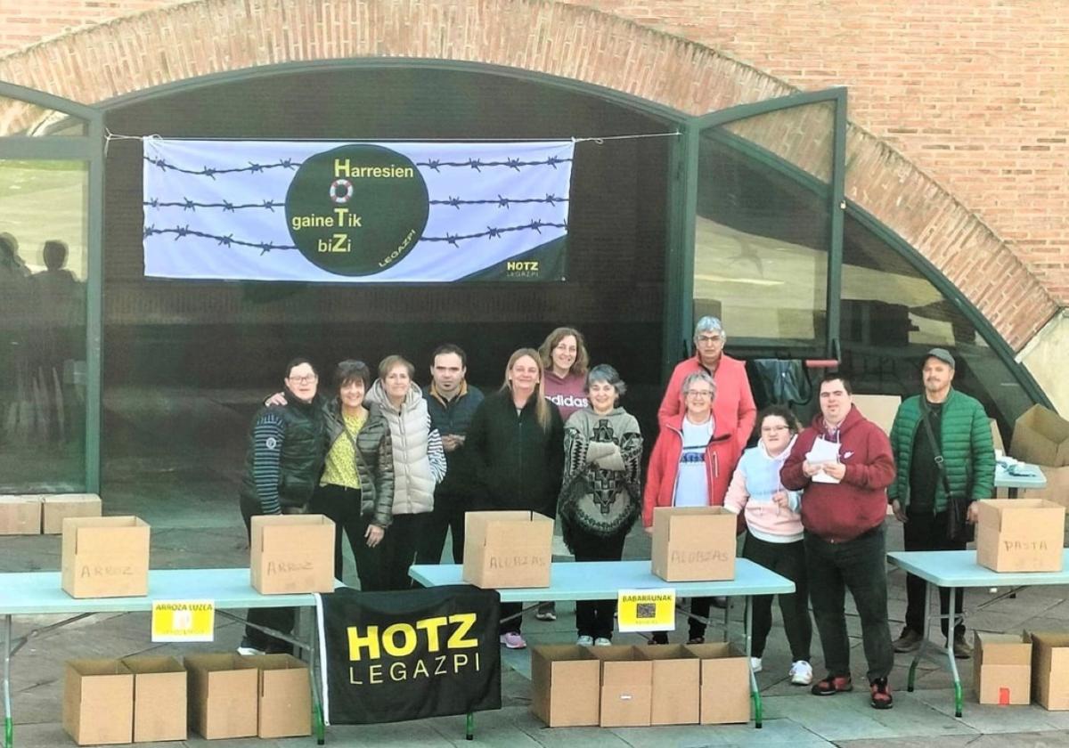 Voluntarios y colaboradores de Hotz Legazpi durante una de las recogidas solidarias realizadas el año pasado.