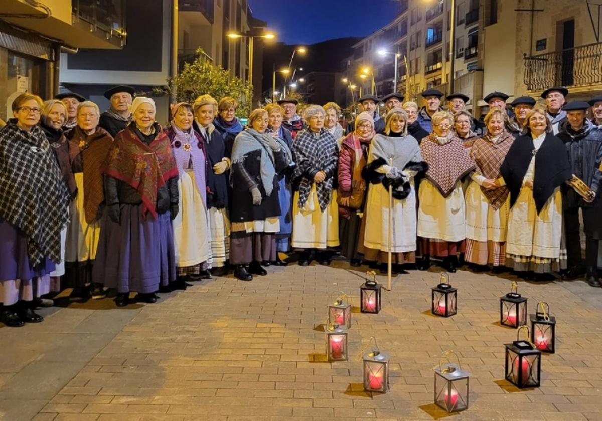 Los coralistas de Santikutz brindaron este martes por la tarde otra magnífica ronda de Santa Águeda en Legazpi.