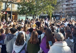 Alumnos del colegio Sagrado Corazón Telleri-Alde Ikastetxea salieron por la tarde a cumplir con la tradición. En la imagen, en la Plaza Diputación.