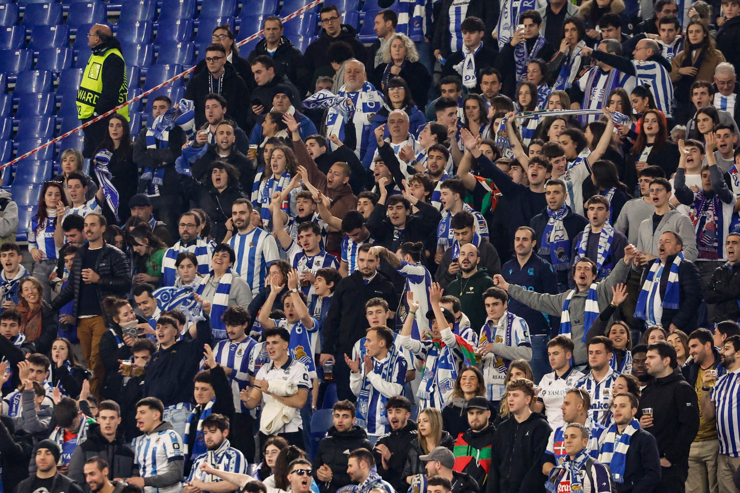 Aficionados de la Real Sociedad animan a su equipo en el partido del pasado 23 de marzo ante la Lazio en Roma