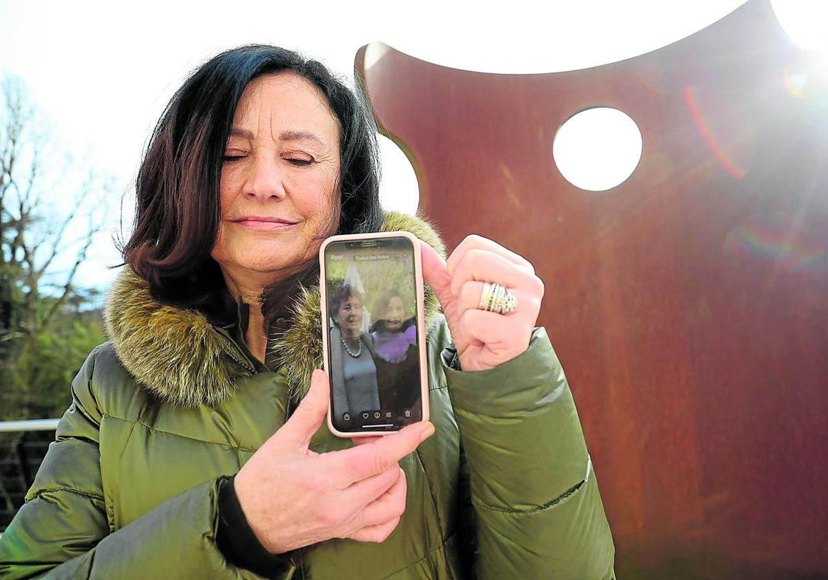 Ana Herrera posa junto a una foto suya con su madre, María Victoria, frente a la escultura en homenaje a los fallecidos por amianto en Beasain.