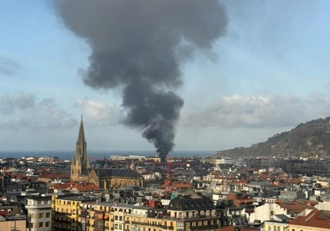 La densa columna de humo del incendio de la Calle San Marcial se ha visto desde cualquier punto de la ciudad.