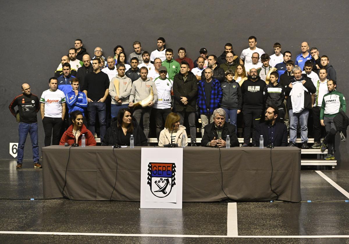 Etxeberria, Pastor, Lete, Mitxelena y Gabarain, en la mesa presidencial arropados por representantes de 46 clubes guipuzcoanos.