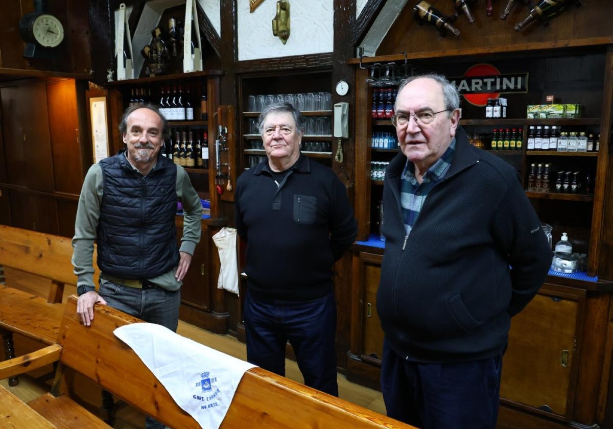 Igor, Ramón y José Luis, socios de la centenaria Au Da Gure Txokoa, al lado del Txindoki, frente a Eroski.